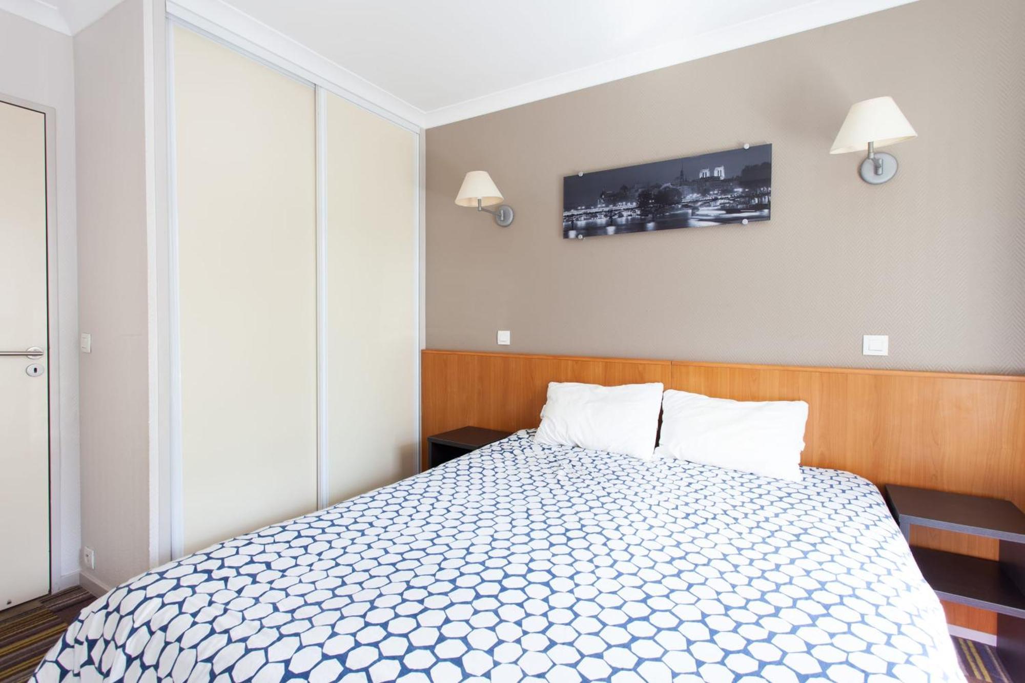 Bright With Balcony At Buttes Chaumont Apartment