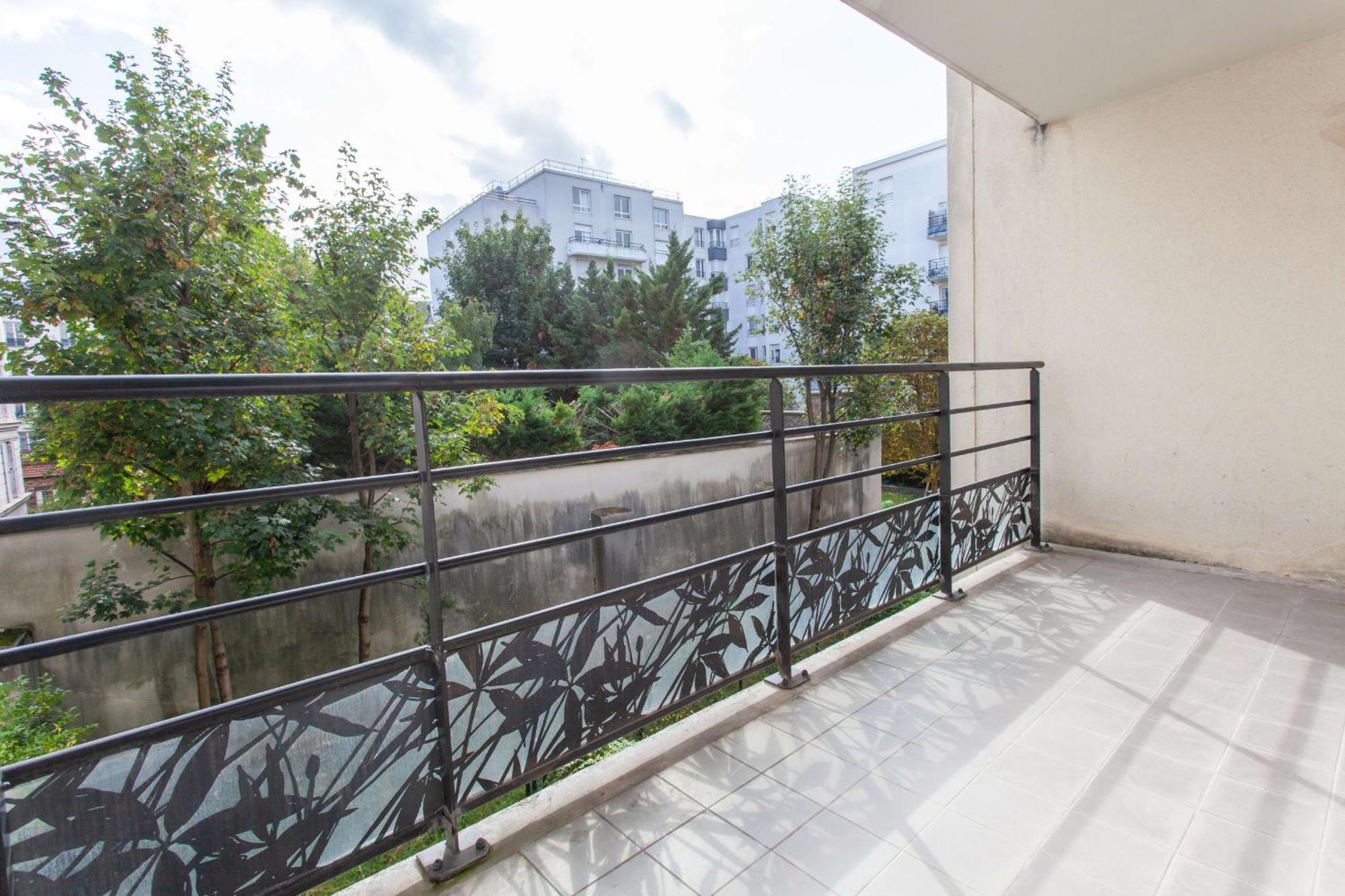 Bright With Balcony At Buttes Chaumont
