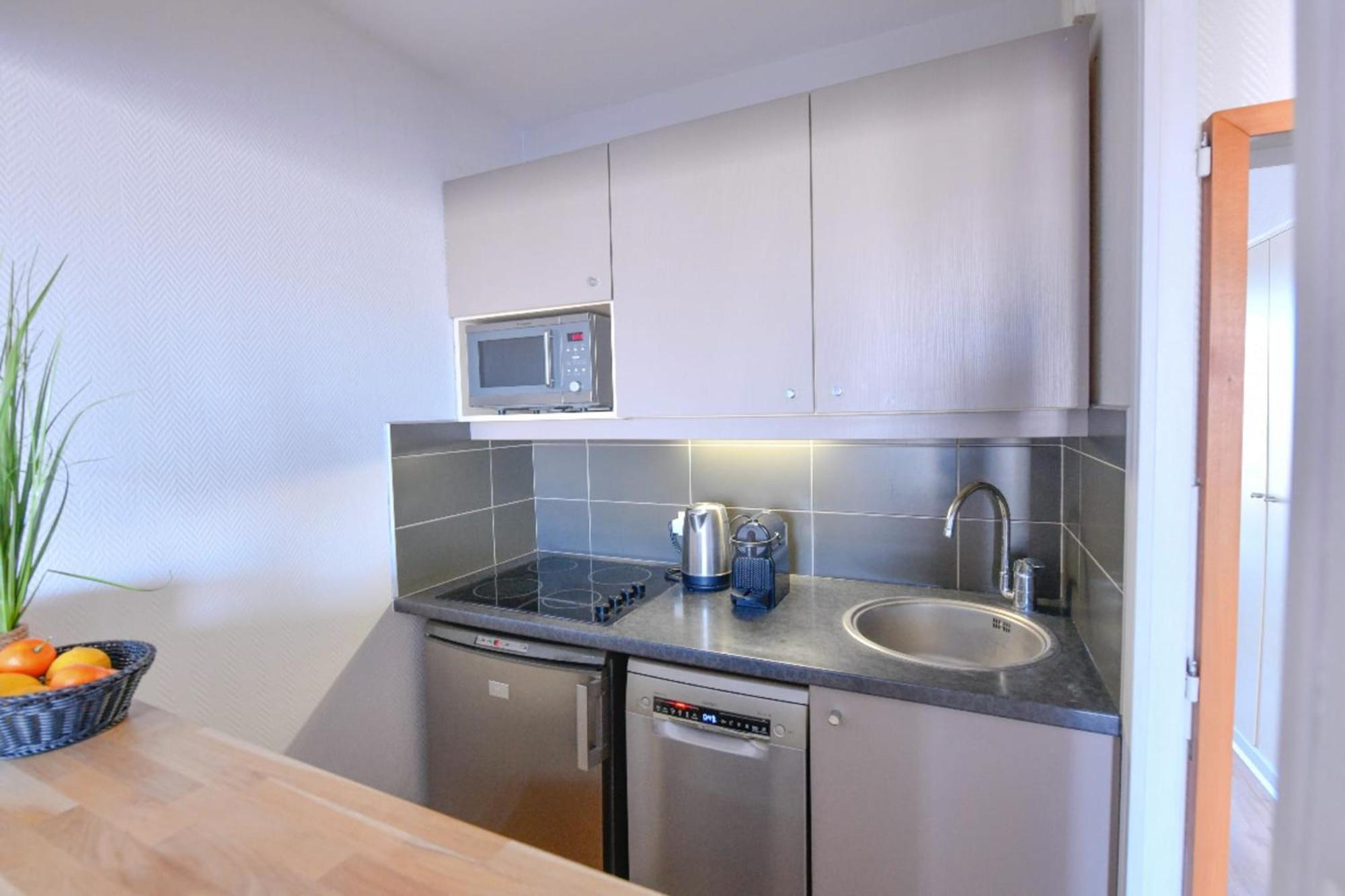 Bright With Balcony At Buttes Chaumont Apartment