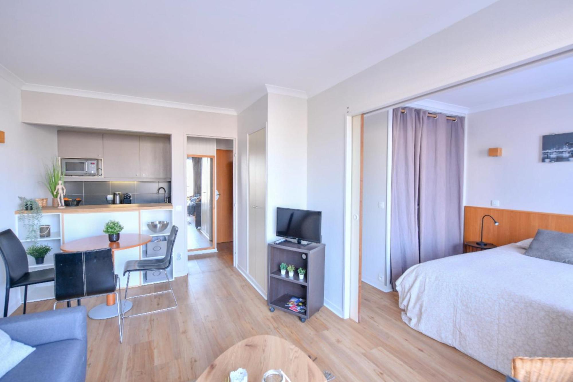Bright With Balcony At Buttes Chaumont Apartment Paris