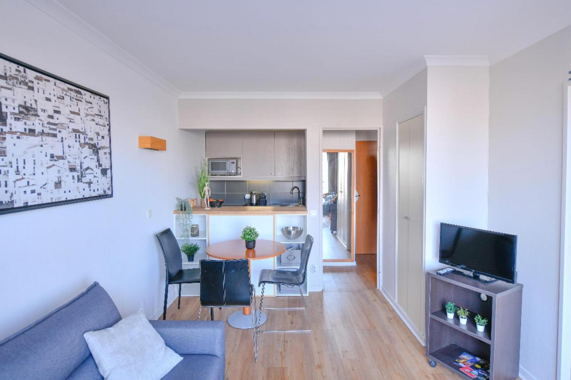 Apartment Bright With Balcony At Buttes Chaumont *