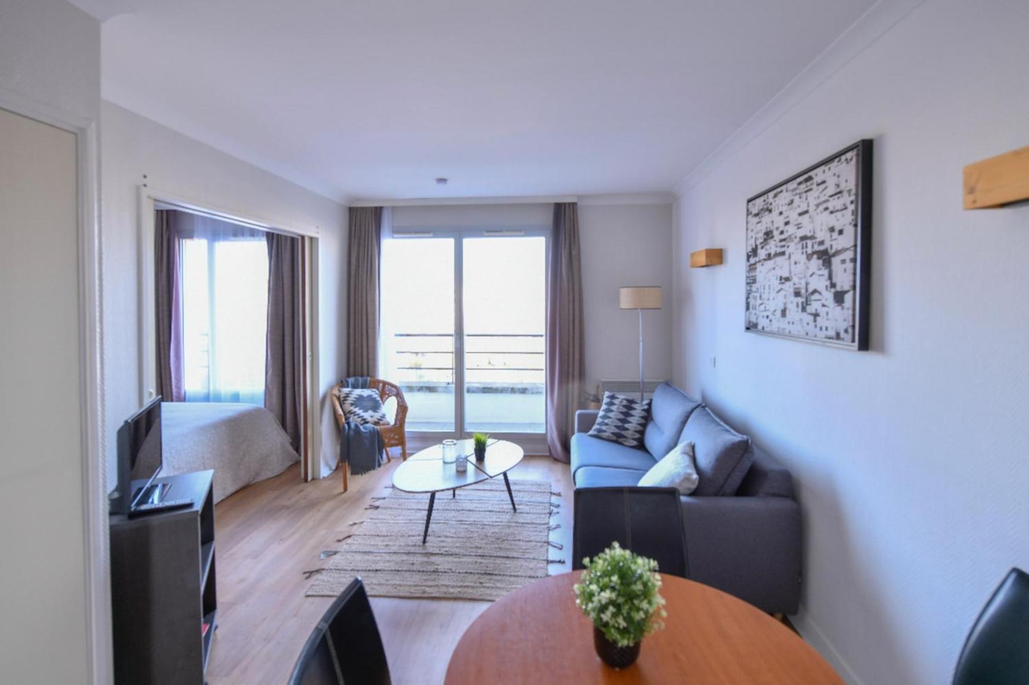 Apartment Bright With Balcony At Buttes Chaumont *