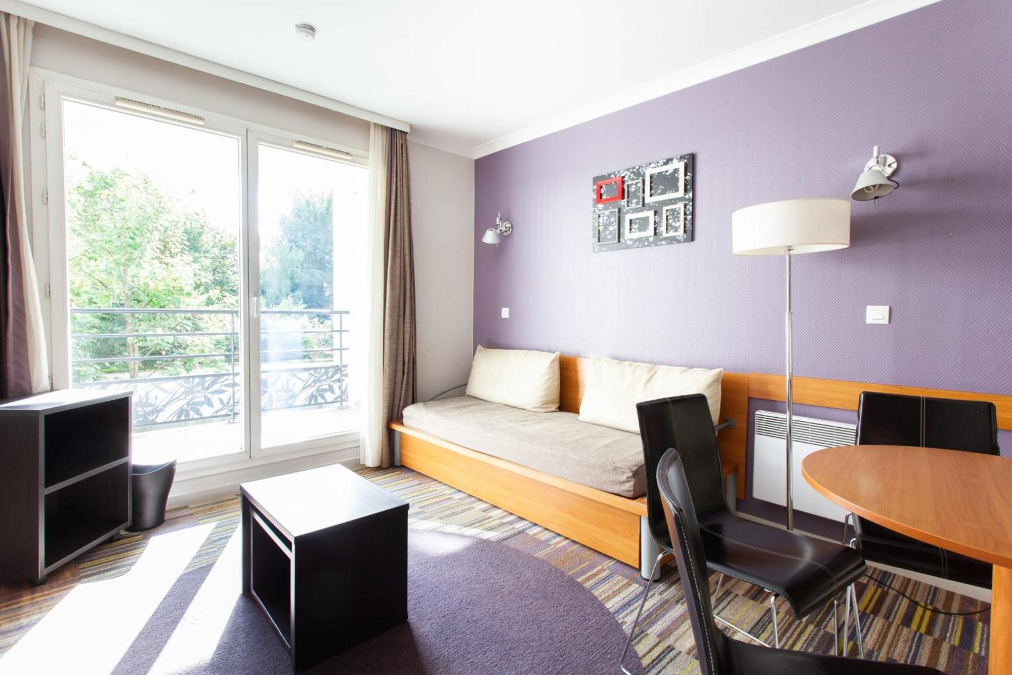 Apartment Bright With Balcony At Buttes Chaumont